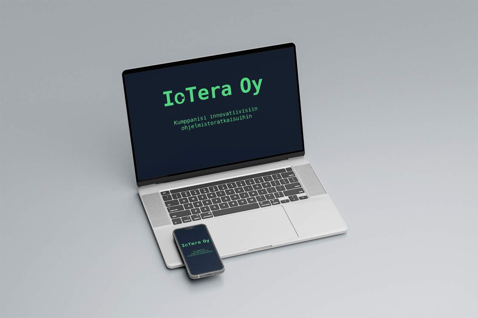 IoTera Oy:n logo kannettavan tietokoneen mockupissa